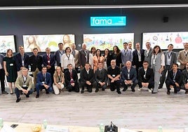 Participantes de la 23ªAsamblea General de laFundación Isaac Peral. Mikel Irujo, consejero de Industria y de Transición Ecológica y Digital Empresarial del Gobierno de Navarra. Félix López, director de Fama Sofás. Visita de las instalaciones de Fama Sofás.