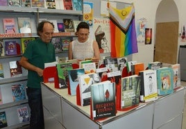 Zona dedicada a la temática LGTBIQ+ en la biblioteca de Cieza.