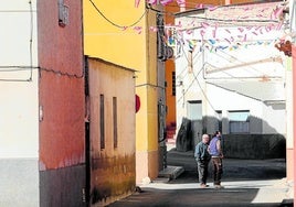 Vecinos en una calle de Avilés, en una imagen de archivo.