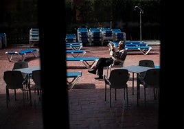 Un jubilado lee el periódico durante un viaje del Imserso, en una imagen de archivo.