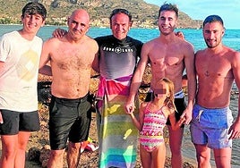 Jon Morcillo (4d), con familiares y amigos en la playa de Las Brisas, en La Azohía, donde veranea con sus padres desde que era niño.