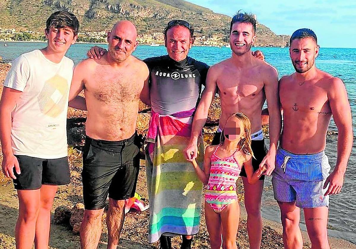 Jon Morcillo (4d), con familiares y amigos en la playa de Las Brisas, en La Azohía, donde veranea con sus padres desde que era niño.