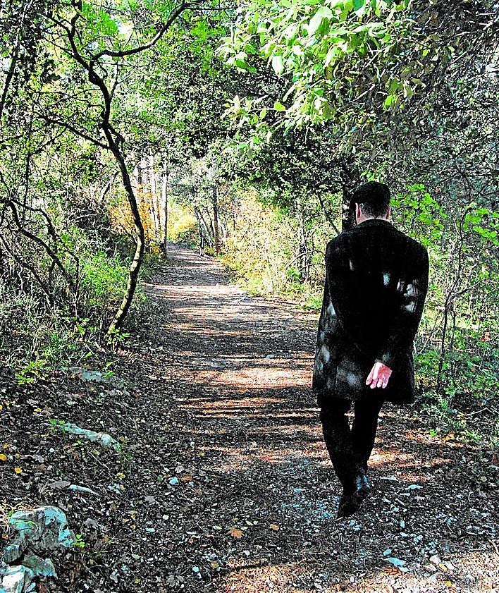 Imagen secundaria 2 - Arriba: Magris y Ladrón de Guevara 2024. Abajo, Magris en el mirador del sendero en Duino y dando un paseo por Trieste.