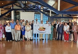 En el centro, el sello representativo de la Región, junto a los directivos de Correos y miembros de la Academia de Gastronomía e invitados, con la delegada del Gobierno, Mariola Guevara, y el presidente de la Academia, Alberto Requena, entre otros invitados.