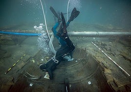 Arqueólogos subacuáticos comprueban el estado de conservación del barco fenicio, en una fotografía de archivo.