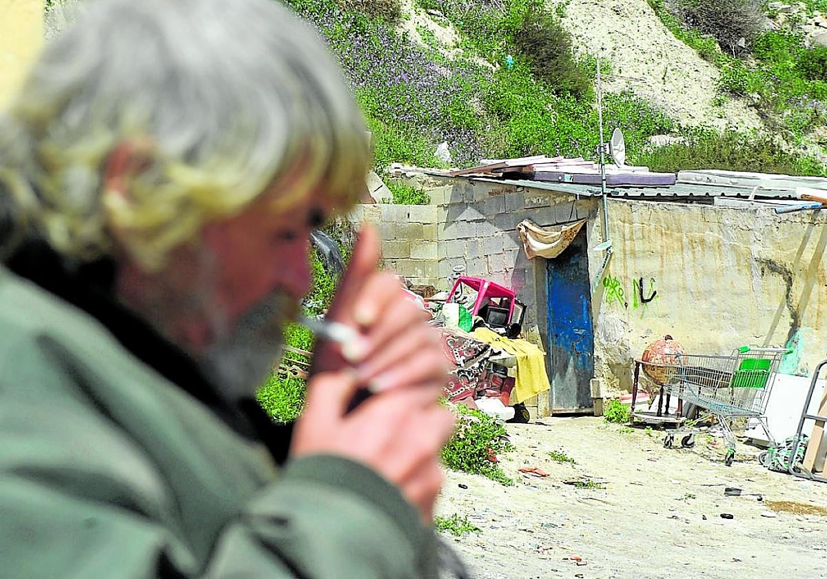 Un vecino junto a la chabola donde se produjo el crimen en el paraje de La Serretilla, en Archena.