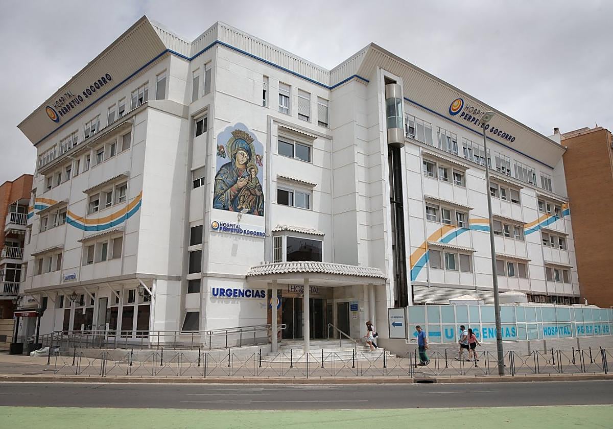 Varias personas entrando a Urgencias del hospital Perpetuo Socorro.