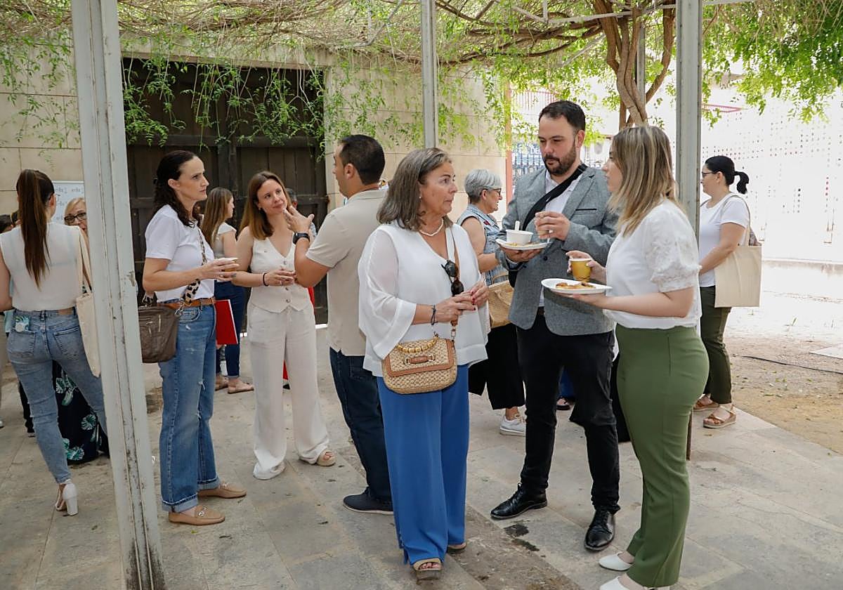 Empresarios, demandantes de empleo y miembros de Cáritas en el desayuno de trabajo.