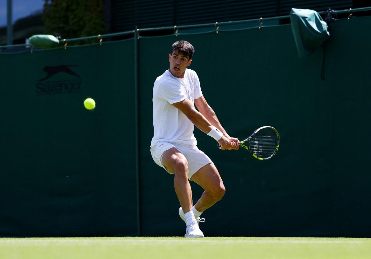 Carlos Alcaraz entrena de cara a su puesta de largo mañana en Wimbledon.