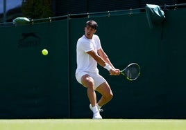 Carlos Alcaraz entrena de cara a su puesta de largo mañana en Wimbledon.