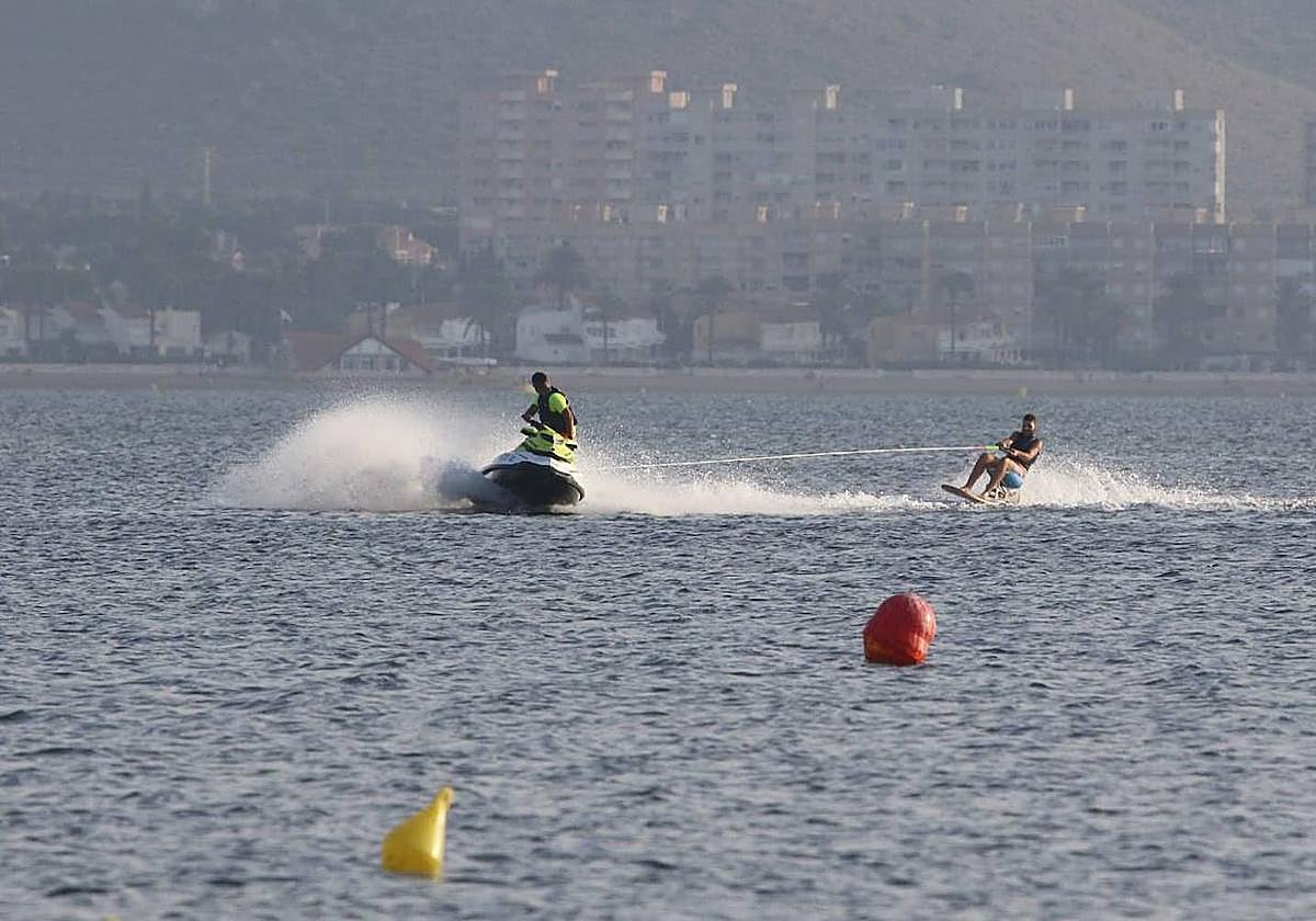 Un joven practica 'wakeboard' en una playa de La Manga en una imagen de archivo.