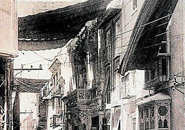Desde antiguo. Fotografía de la calle Trapería, datada en 1928, que muestra los entonces ya históricos toldos para combatir el calor.