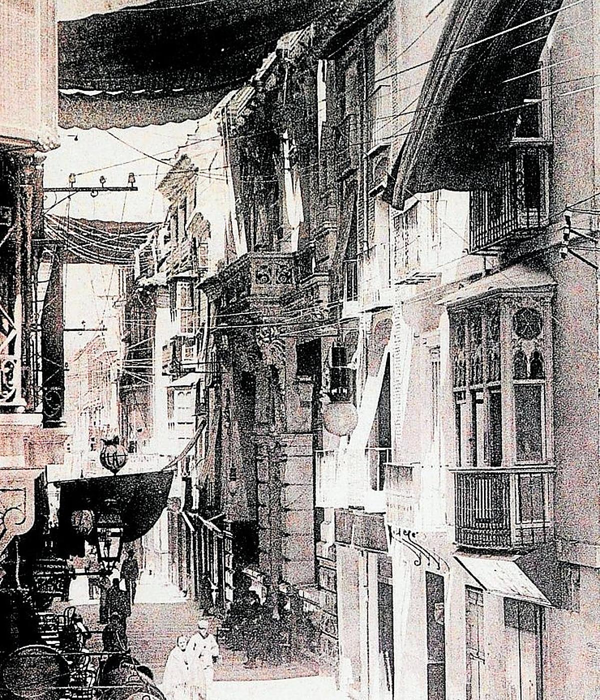 Desde antiguo. Fotografía de la calle Trapería, datada en 1928, que muestra los entonces ya históricos toldos para combatir el calor.