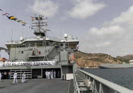 Cubierta del nuevo buque 'El Camino Español', atracado en La Curra; al fondo, el 'Ysabel', en el Muelle del Carbón.