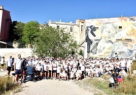 Los peregrinos del Grupo Reina a la llegada a la ciudad, cerca del Museo de la Fiesta.