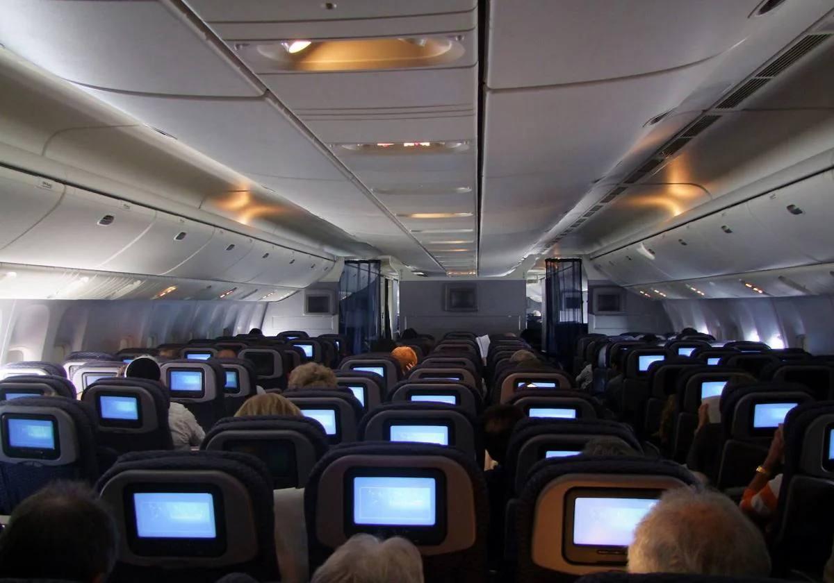 El interior de un avión.