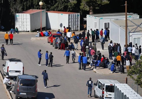 Inmigrantes en el campamento ubicado en las instalaciones del antiguo Hospital Naval.