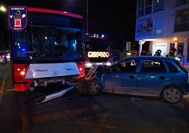 Un turismo y un autobús chocan en la avenidad Ciudad de Almería, en Murcia.