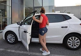 Una mujer se sube a un coche, en una imagen de archivo.