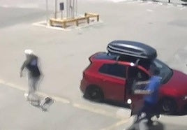 Momento del atraco captado por las cámaras de seguridad.