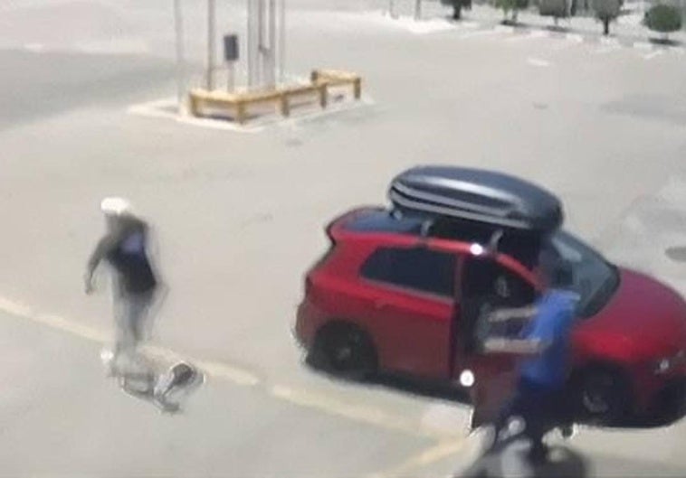 Momento del atraco a una pareja de Totana captado por las cámaras de seguridad.