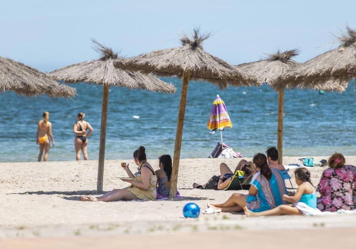 Varias personas en la playa, en una imagen de archivo.