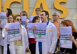 Protesta de médicos del servicio de Urgencias en el Reina Sofía, el pasado mes de mayo, por la falta de profesionales de cara al verano.