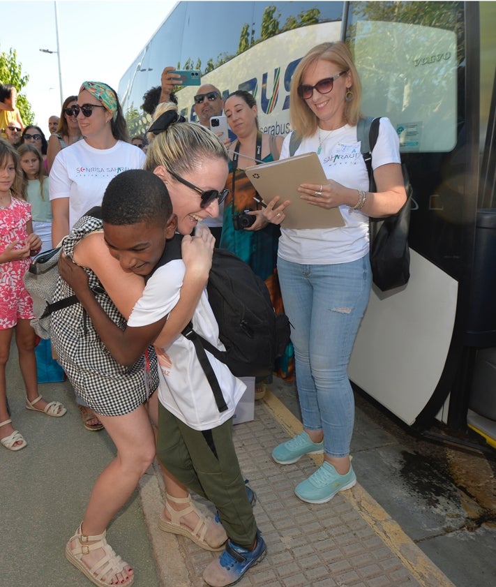 Imagen secundaria 2 - Arriba, María Luisa con Gali; abajo a la izquierda, Úrsula y Andrés reciben a Wafaa; abajo a la derecha, recibimiento de otro de los menores. 