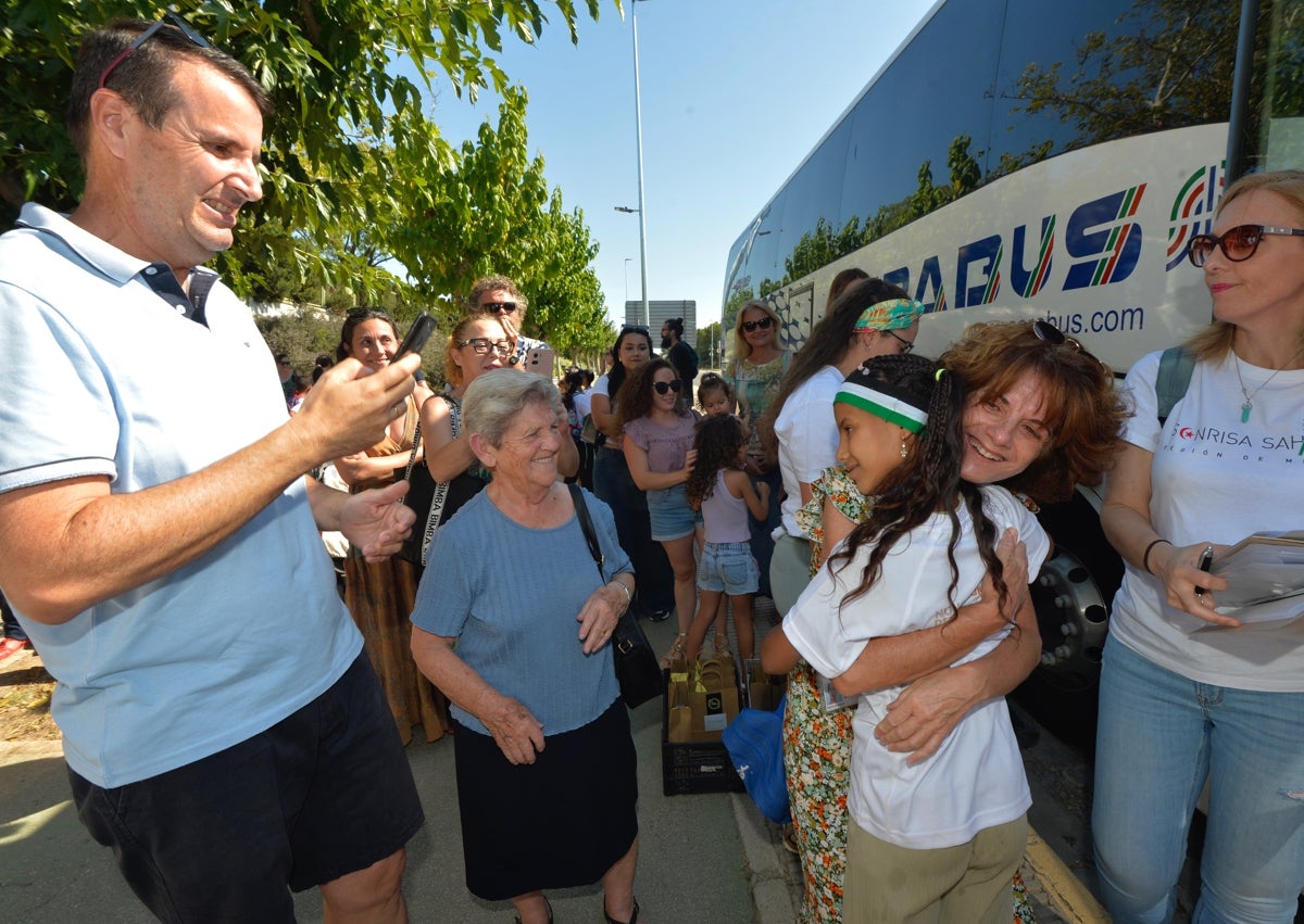 Imagen secundaria 1 - Arriba, María Luisa con Gali; abajo a la izquierda, Úrsula y Andrés reciben a Wafaa; abajo a la derecha, recibimiento de otro de los menores. 