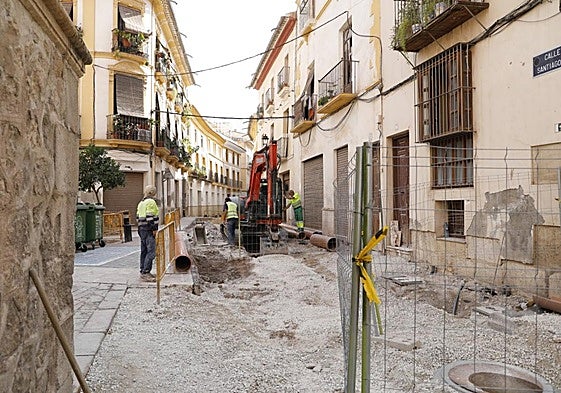 Renovación de aceras en la calle Santiago, en el centro de Lorca, ayer; las obras forman parte del proyecto de la zona de bajas emisiones.