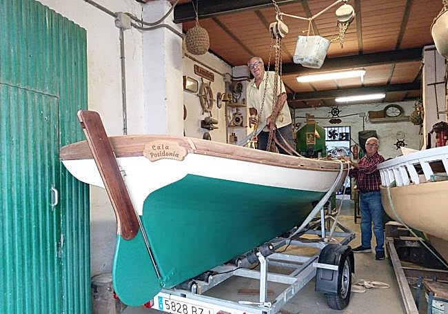 El Calafate prepara el 'Cala Posidonia', ya acabado, para llevarlo a puerto y botarlo.