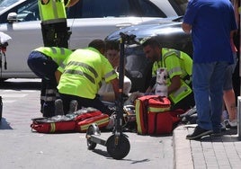 Accidente entre un turismo y un patinete en Ronda de Garay, Murcia.