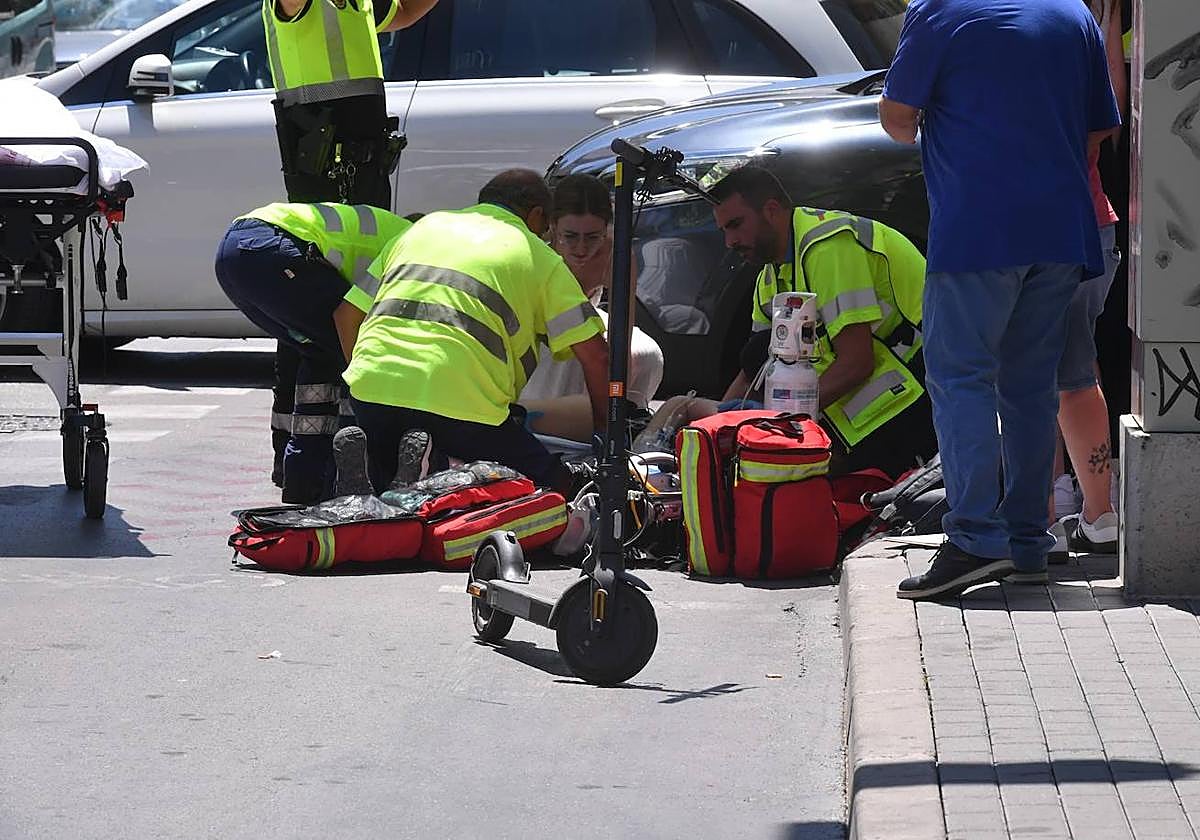Accidente entre un turismo y un patinete en Ronda de Garay, Murcia.