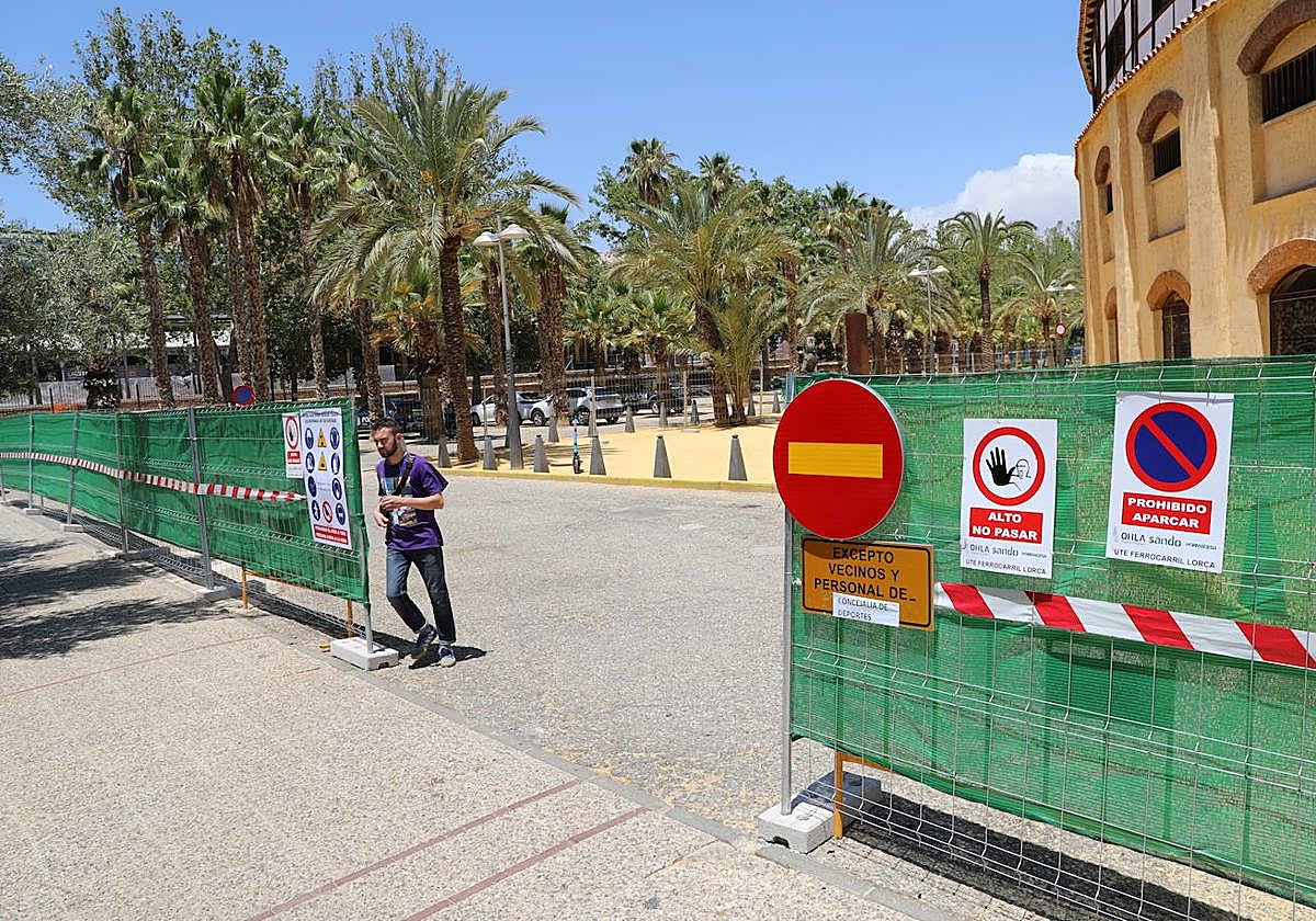 Aparcamiento en superficie junto a la plaza de toros, al que está prohibido el acceso.