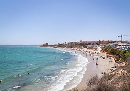 Turistas en la playa La Torre de la Horadada, en una imagen de archivo.