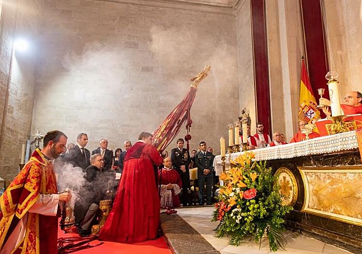 La Gloriosa Enseña se inclina ante Dios durante la misa de la Reconquista en la iglesia de Santa Justa y Rufina.