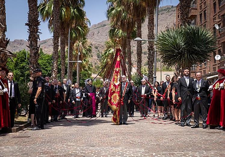 El Síndico presenta la señera ante el monumento al Oriol ubicado en la plaza de Capuchinos.