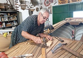 José Antonio López Escámez 'El Calafate' trabaja en la restauración de la cubierta.