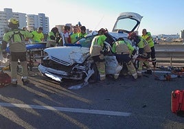 Momento en el que intentan rescatar a los dos ancianos del vehículo.