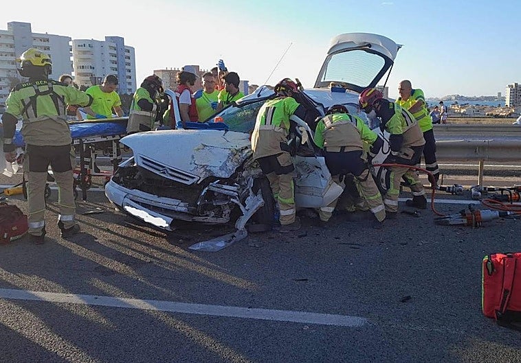 Momento en el que intentan rescatar a los dos ancianos del vehículo.
