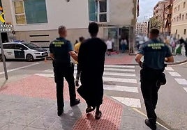 Los agentes de la Benemérita con uno de los investigados.