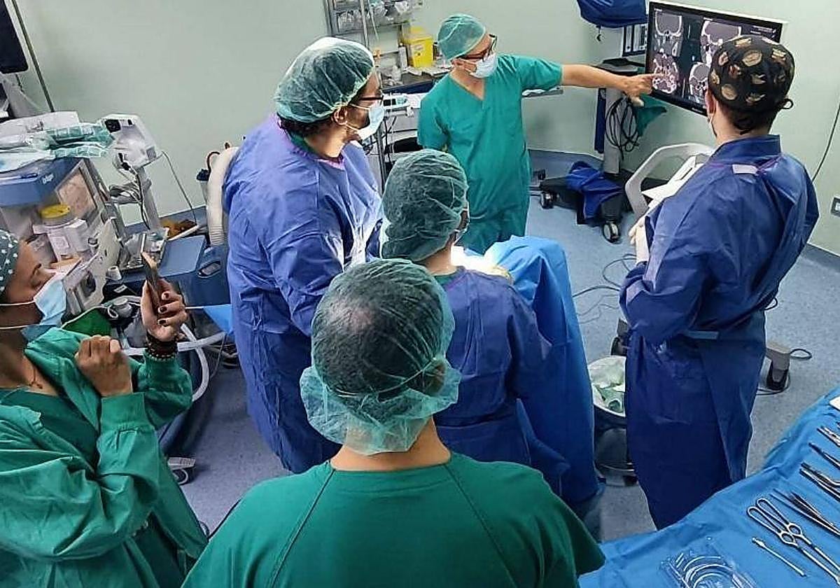 En el Centro Clínico del Mediterráneo el neurocirujano Pedro de la Rosa Jiménez utiliza una técnica innovadora para la neuralgia refractaria del nervio trigémino