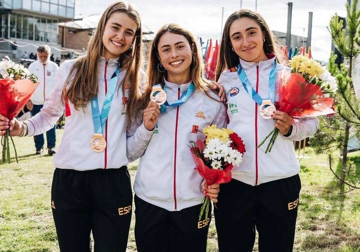 La piragüista murciana Clara González (centro), con la medalla de bronce lograda en el Mundial de Eslovaquia.