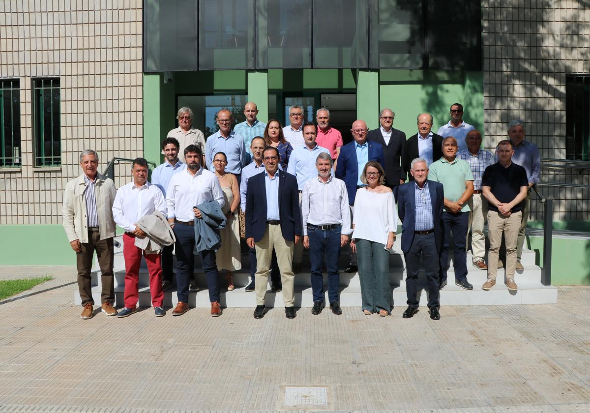 Las empresas firmantes y representantes institucionales, en una foto de familia tras la firma de la adenda en el Campus de Desamparados.