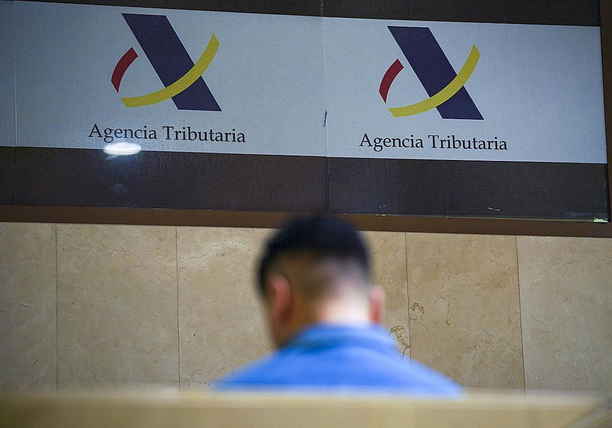 Un hombre hace cola para hacer su Declaración de la Renta en persona.