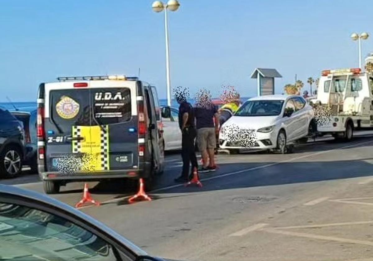 Imagen principal - Da positivo en drogas tras estrellar su coche contra otros cinco aparcados en la playa de Los Locos en Torrevieja