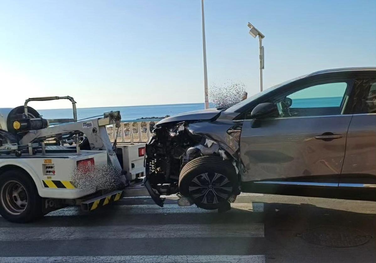 Da positivo en drogas tras estrellar su coche contra otros cinco aparcados en la playa de Los Locos en Torrevieja