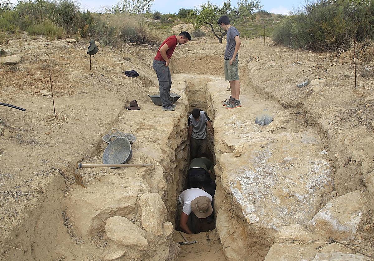 Estudiantes participan en la excavación de la villa romana de Los Villaricos.