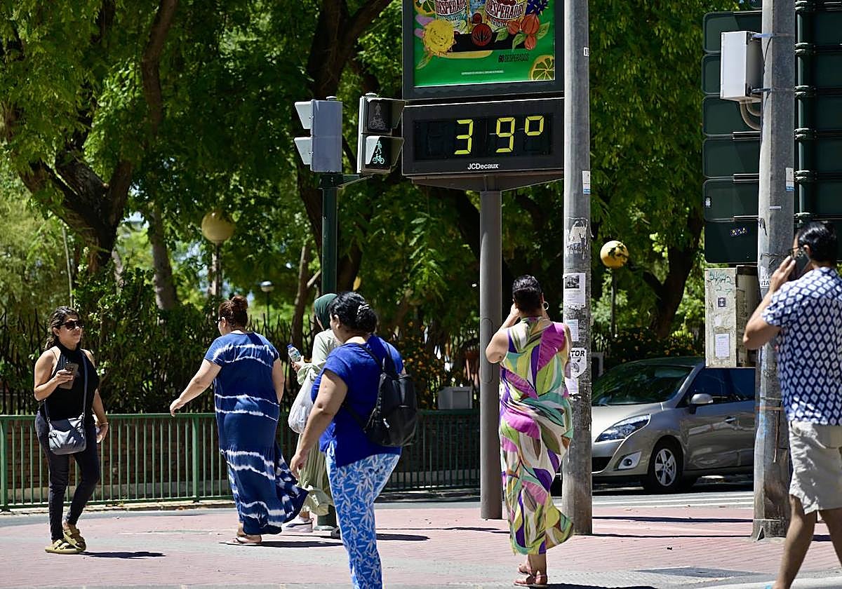 Viandantes caminan por el centro de Murcia el pasado miércoles.