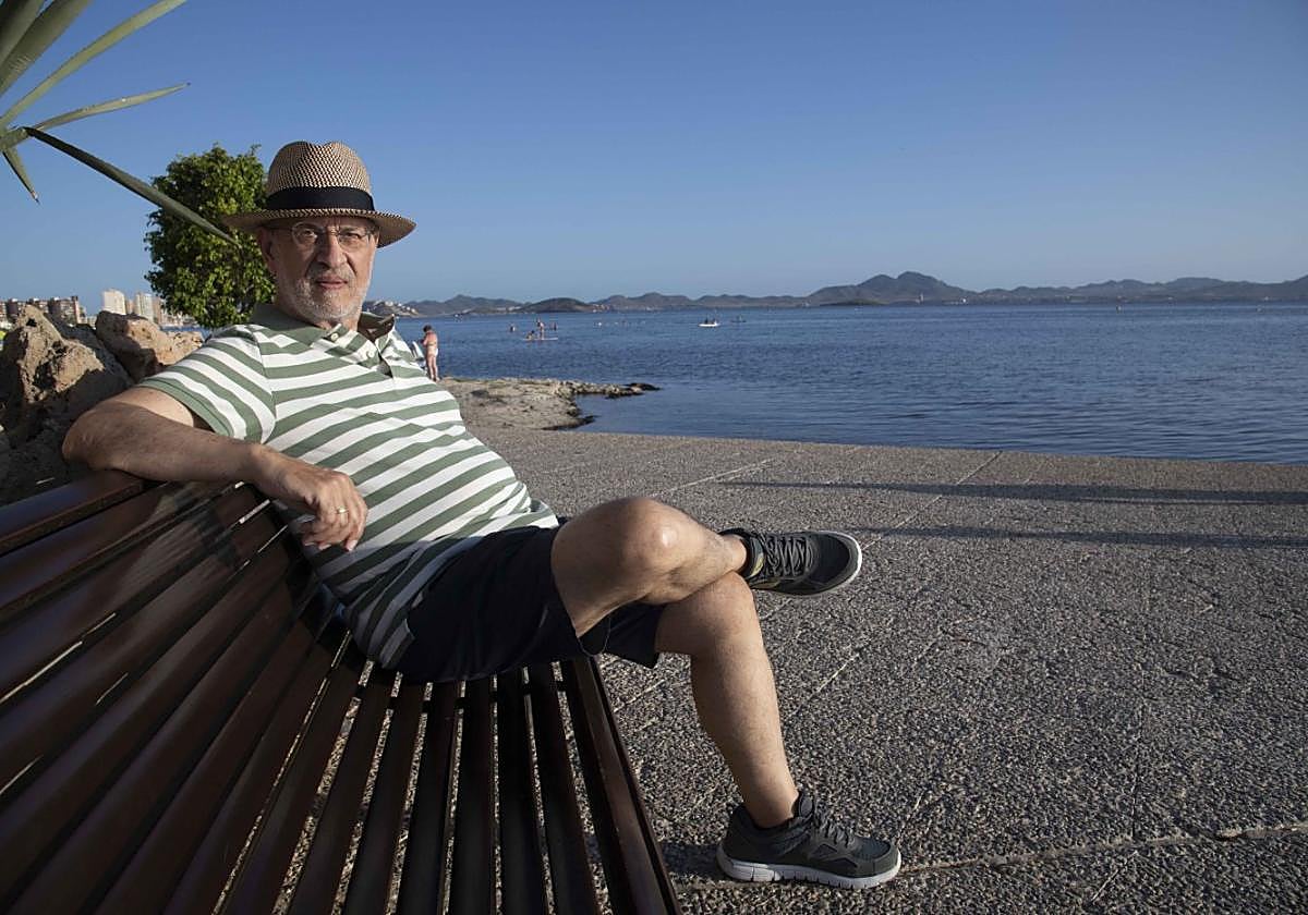 El catedrático, poeta y ensayista cartagenero David Pujante, durante una estancia en La Manga.